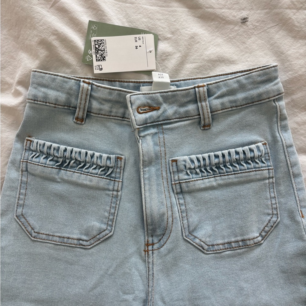NWT H&M Mid to High Rise Light Blue Denim Jeans SZ 4 Trendy Pocket Detail - Picture 2 of 5